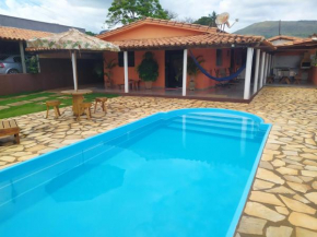 Casa com PISCINA, entre Capitólio e Escarpas!